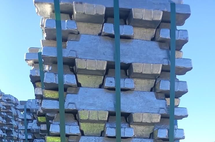 Alluminio primario in pani